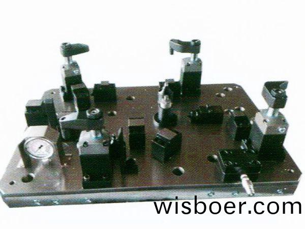 齒輪室(shi)罩(zhao)蓋(gai)液壓裌(jia)具(ju)